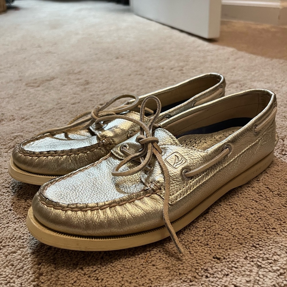 Gold women’s Sperry topsiders, Size 6.5